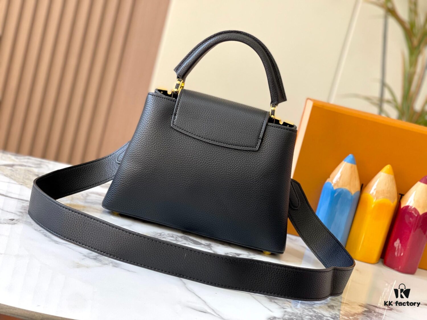 Upgraded M23766 Black and White Mother-of-Pearl Flower Crown Handbag