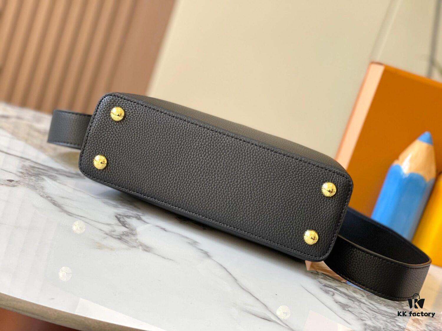 Upgraded M23766 Black and White Mother-of-Pearl Flower Crown Handbag