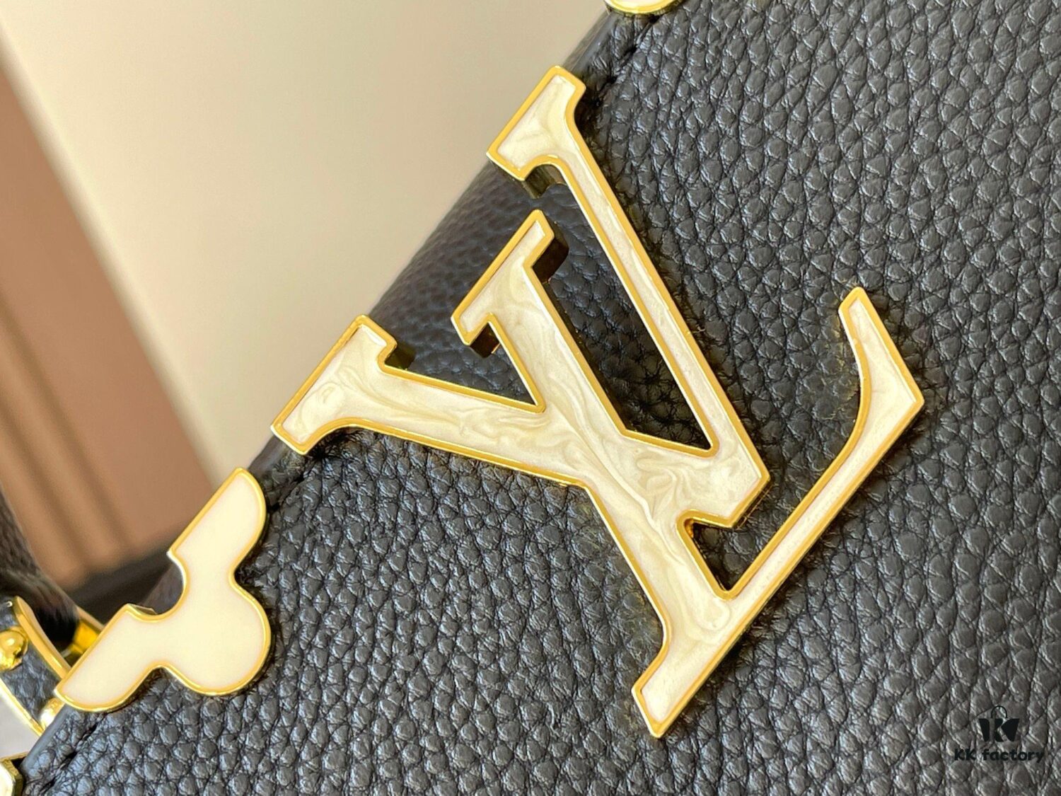 Upgraded M23766 Black and White Mother-of-Pearl Flower Crown Handbag