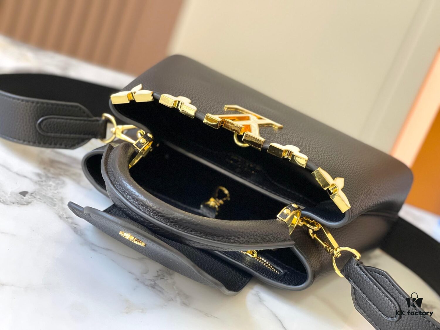 Upgraded M23766 Black and White Mother-of-Pearl Flower Crown Handbag