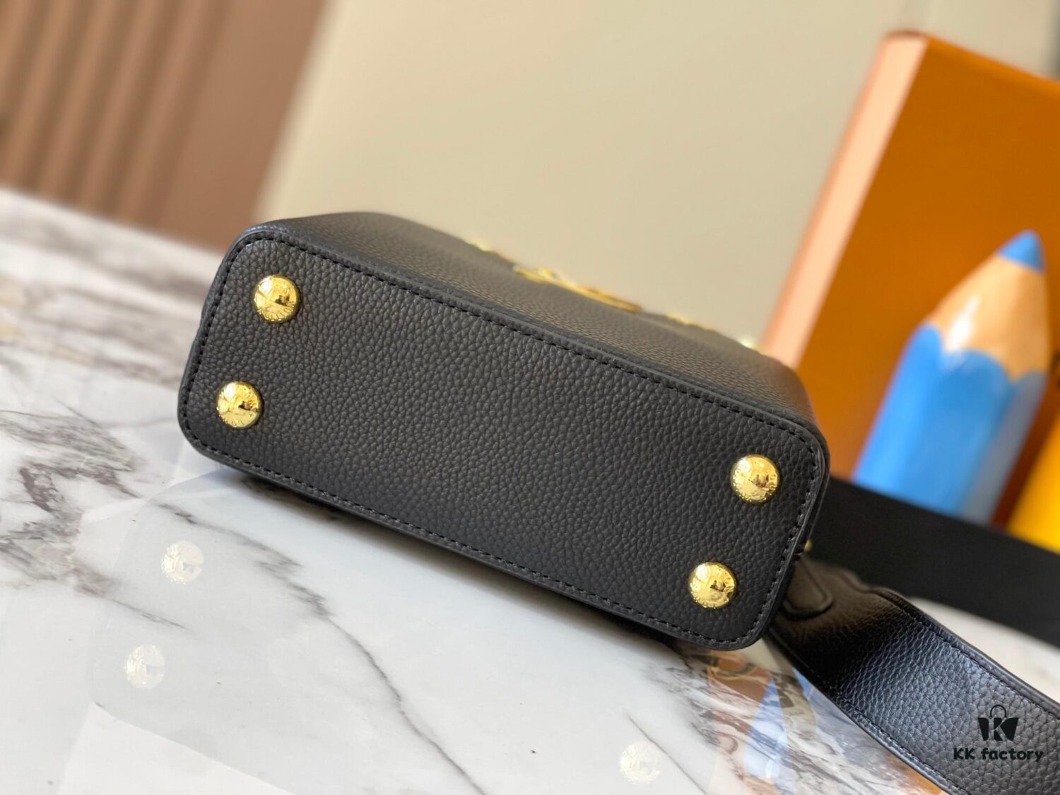 Upgraded M23765 Black and White Mother-of-Pearl Flower Crown Bag