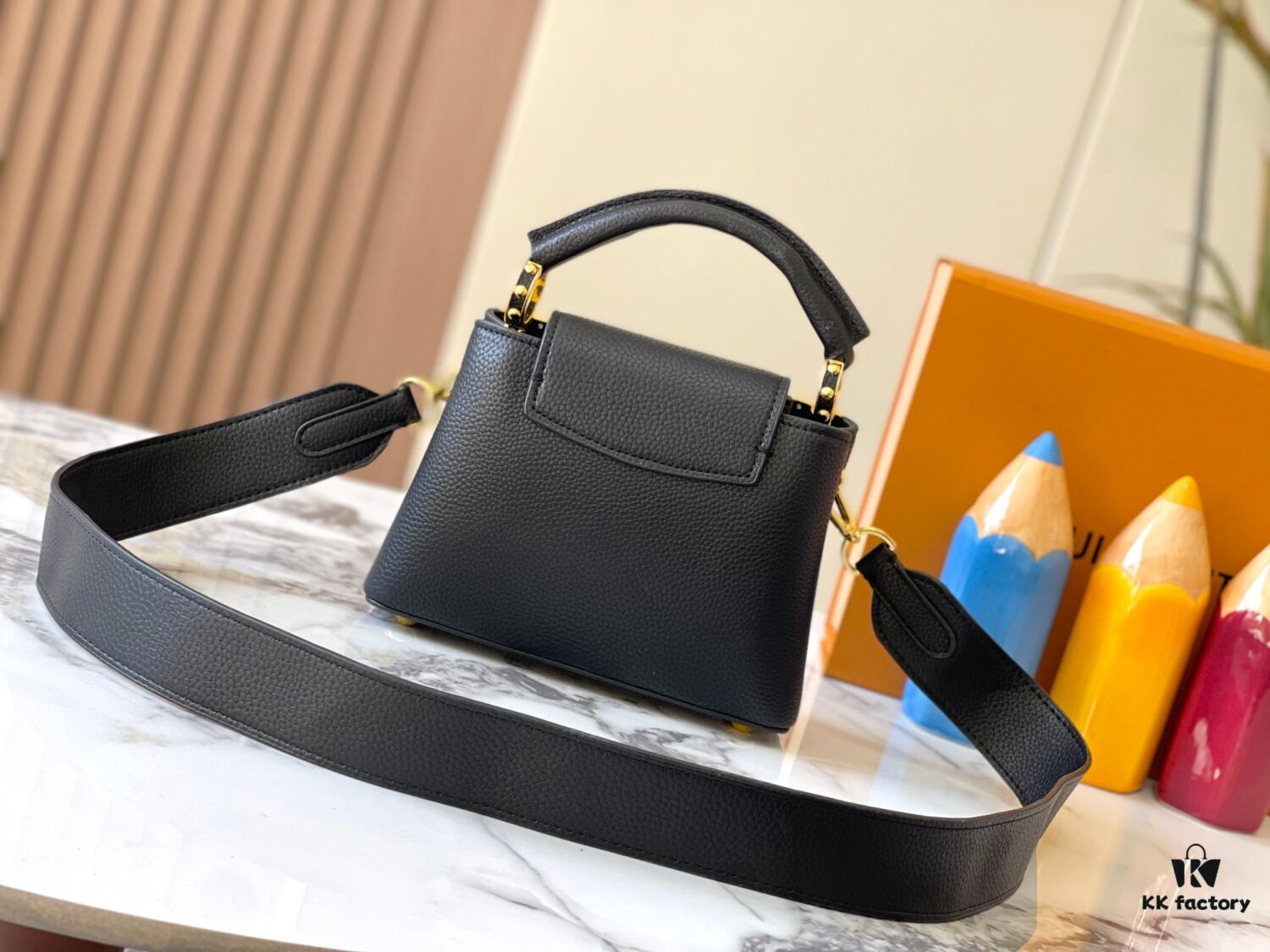 Upgraded M23765 Black and White Mother-of-Pearl Flower Crown Bag