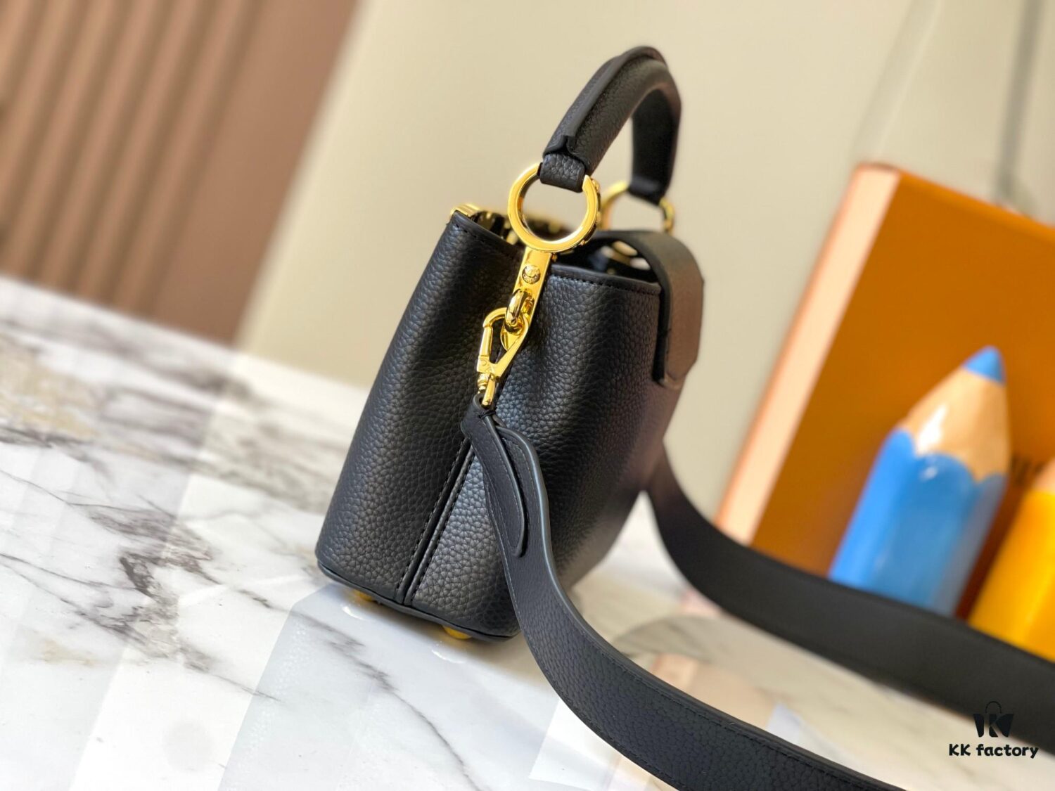 Upgraded M23765 Black and White Mother-of-Pearl Flower Crown Bag