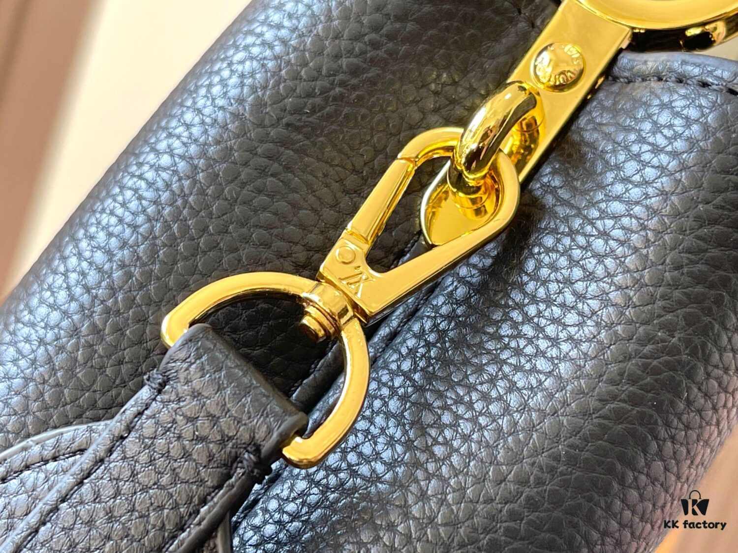 Upgraded M23765 Black and White Mother-of-Pearl Flower Crown Bag