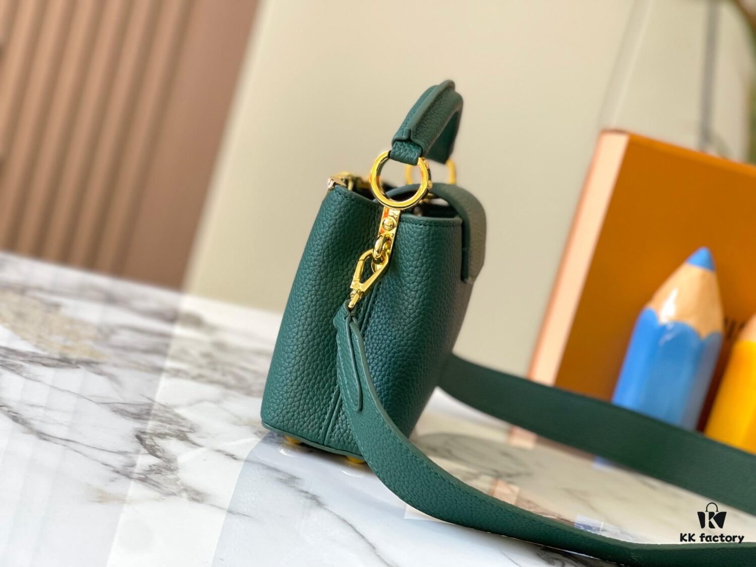 Upgraded M23765 Green and White Mother-of-Pearl Flower Crown Bag