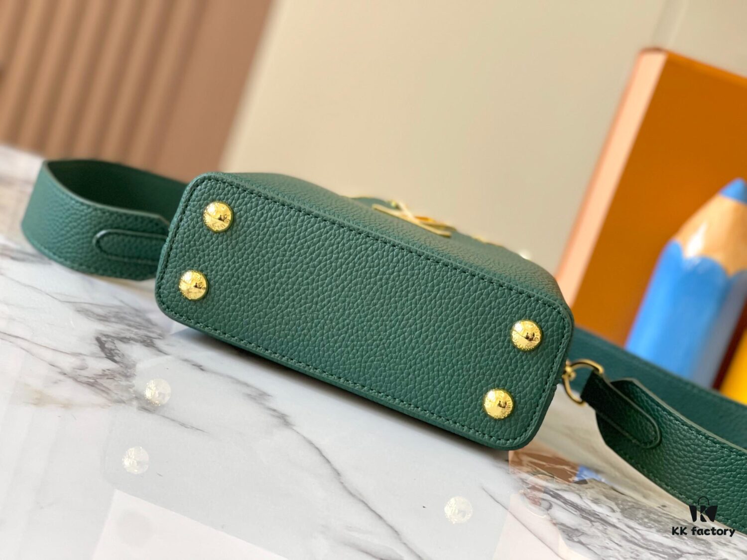 Upgraded M23765 Green and White Mother-of-Pearl Flower Crown Bag