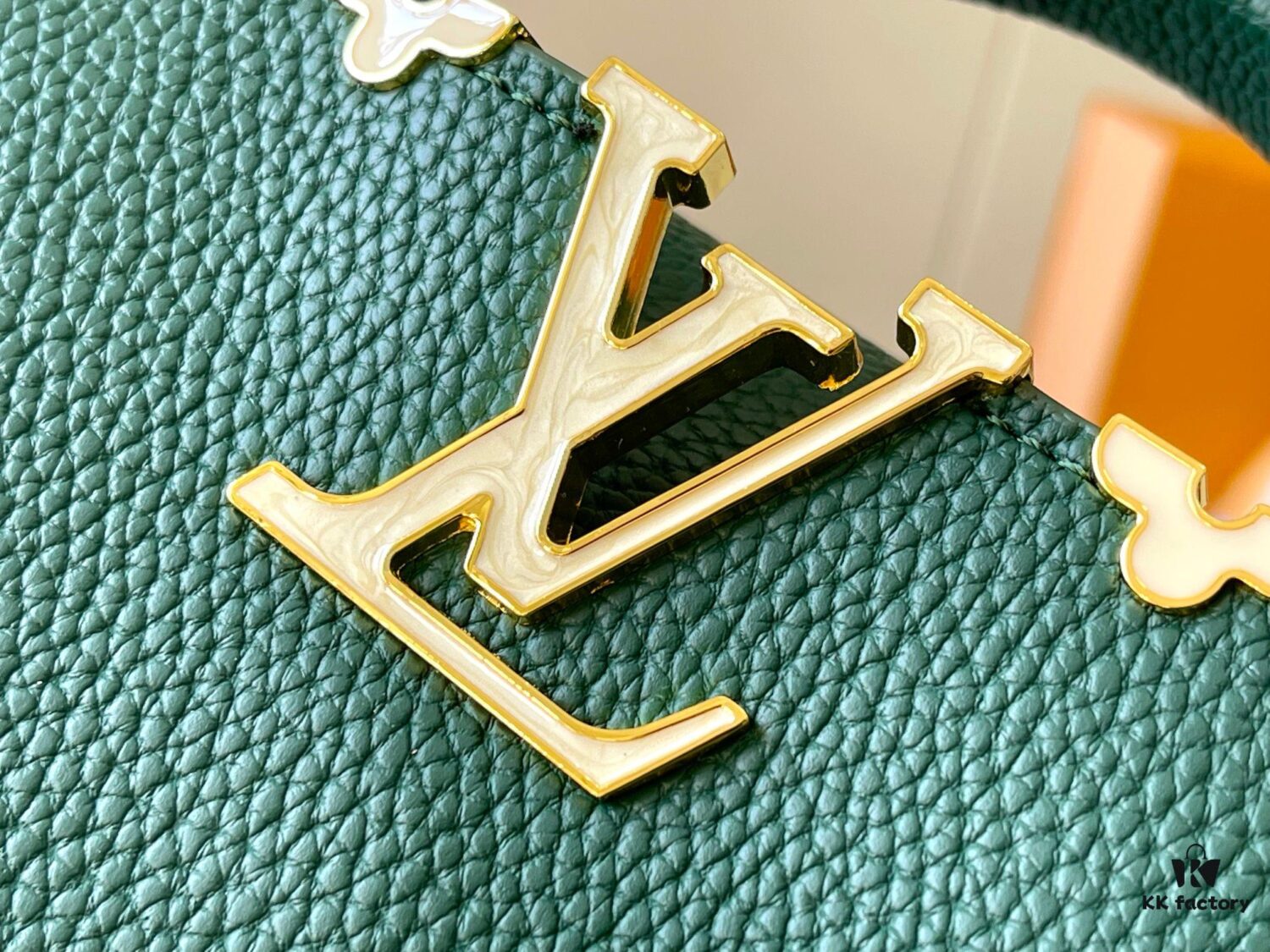 Upgraded M23765 Green and White Mother-of-Pearl Flower Crown Bag