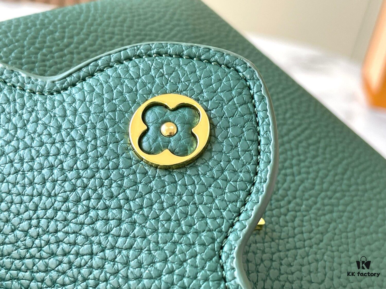 Upgraded M23765 Green and White Mother-of-Pearl Flower Crown Bag