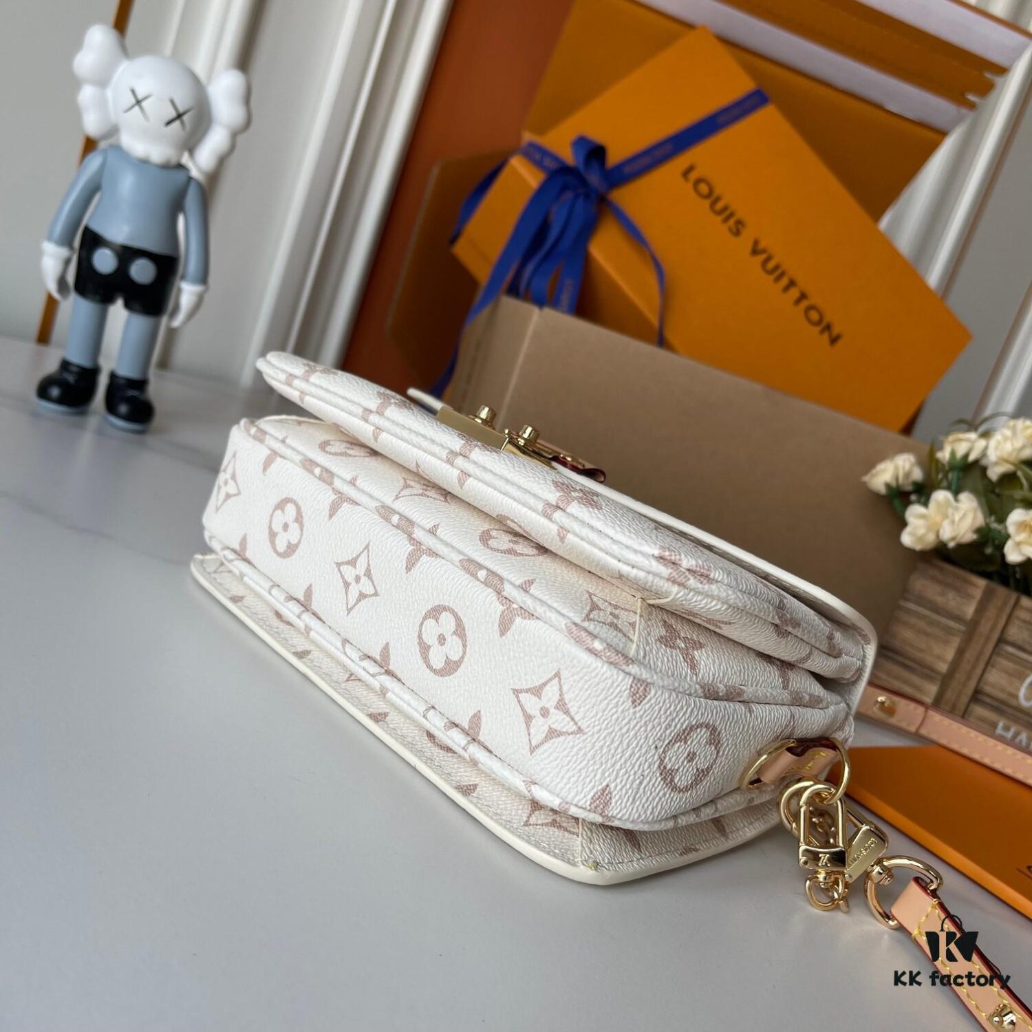 Upgraded Version 160 (High-Quality Replica) M12429 M23940 M40749 M46914 M46279 M22834 M46595 LV Messenger Bag Small East West Métis Handbag