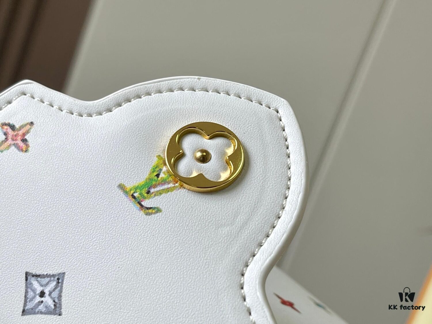 Guangzhou Stock Top Quality Original Capucines Mini Model: 14165 White Material: Canvas Graffiti Hardware Upgraded Features: LV Initials, Unique Edge Ring, Exquisite Monogram Flower on Flap