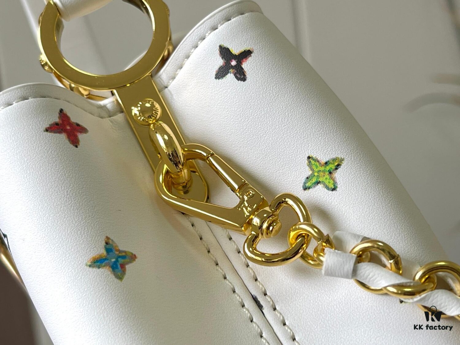 Guangzhou Stock Top Quality Original Capucines Mini Model: 14165 White Material: Canvas Graffiti Hardware Upgraded Features: LV Initials, Unique Edge Ring, Exquisite Monogram Flower on Flap