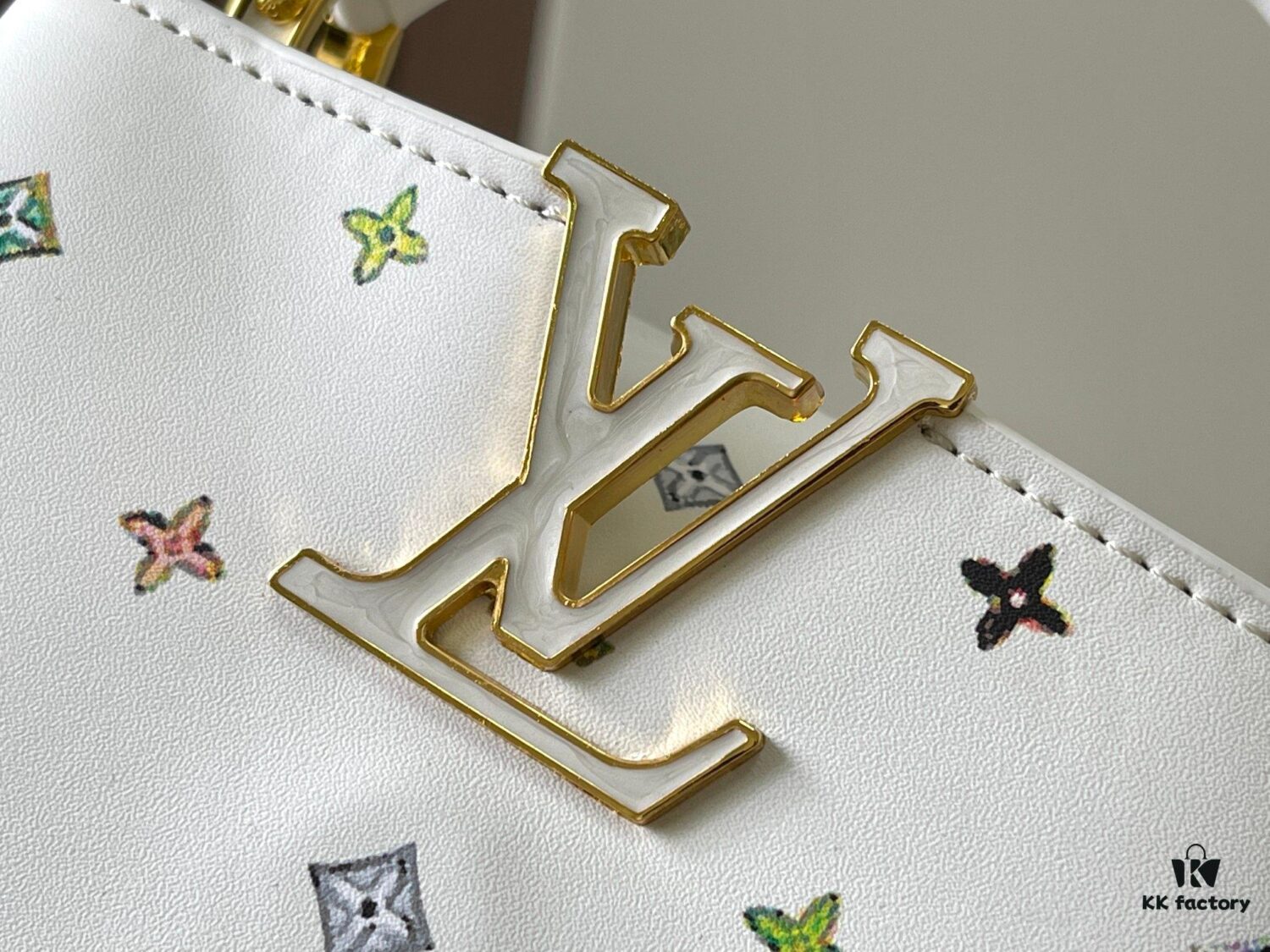 Guangzhou Stock Top Quality Original Capucines Mini Model: 14165 White Material: Canvas Graffiti Hardware Upgraded Features: LV Initials, Unique Edge Ring, Exquisite Monogram Flower on Flap