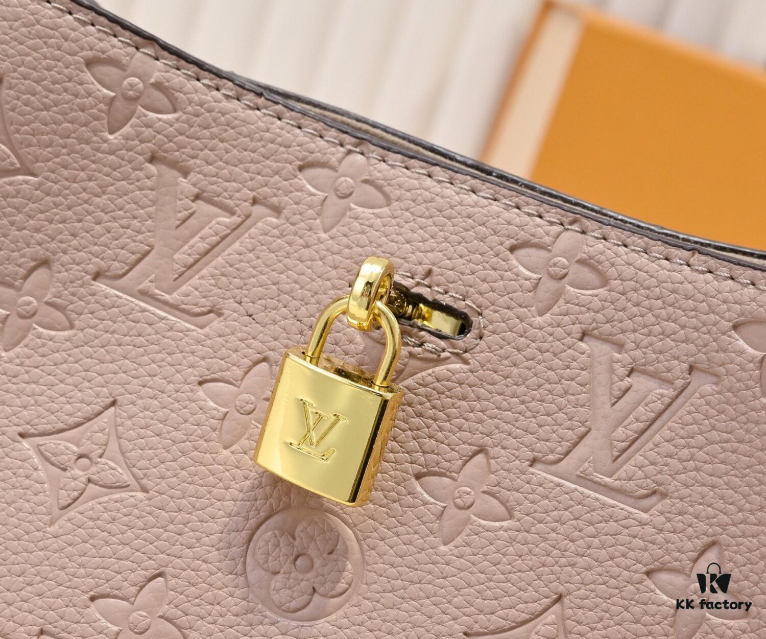 Batch Model M14414 M14659 M14234 This Anytime Medium Handbag Reinterprets the Classic Promenade Bag from 1988, Making It an Ideal Choice for Daily Commuting or Weekend Getaways