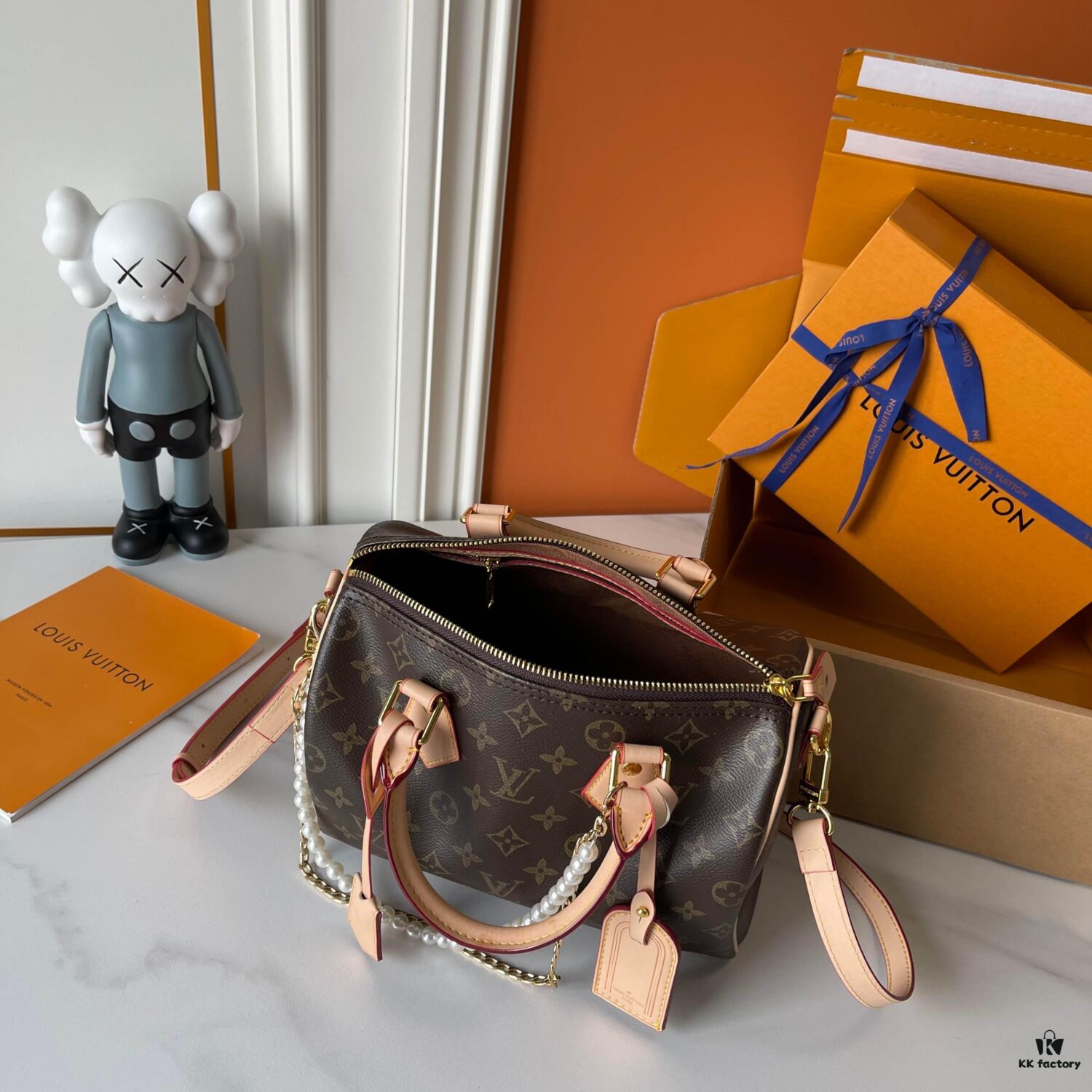 Upgraded M40395-M13805-M13257-M24422-M24423-89108-14174 M13806 40391 40390 LV Murakami Collaboration Nano Speedy Handbag This Nano Speedy Bag Combines Monogram Canvas and Printed Calfskin Trims in 33 Vibrant Colors White Tricolor Black Tricolor Twelve Sections Global Hit Beloved by Celebrities