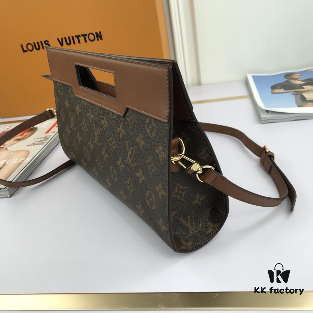 LV Handheld Bag with Long Strap 😇✈ Super Practical 😎 European Boutique Same Style 🛑 Made of Elegant DaMeier Ebene Classic Fabric 🛑 Lined with Unique Custom Foam Material, Wear-Resistant, Dirt-Resistant, Washable 👍💎 Combines Fashion and Functionality 👿 Soft and Comfortable Body 🔜 Interior Features Slip Pockets 🎩 Large Capacity Meets Daily Needs 💯 Model: 53666 Size: 30-19-8