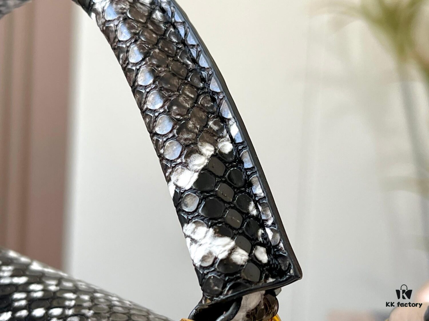 Exclusive On-hand Photo - Upgraded M95509 CAPUCINES Mini Bag