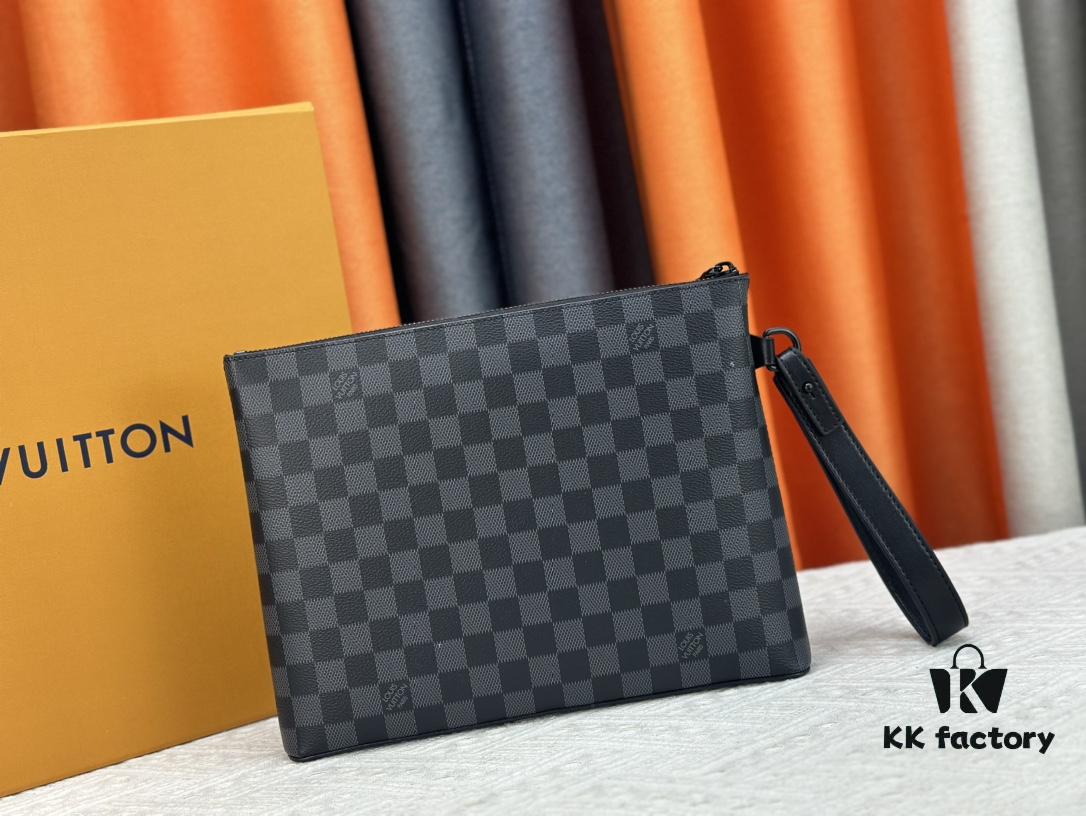 40504 This iPad clutch is designed specifically for the latest tablet models. Crafted in LV Aerogram leather, soft as vintage airmail paper, with an LV-lettered corner. Features a removable wrist strap for easy carrying. 30.0 x 22.0 x 5.0 cm (length x height x width)