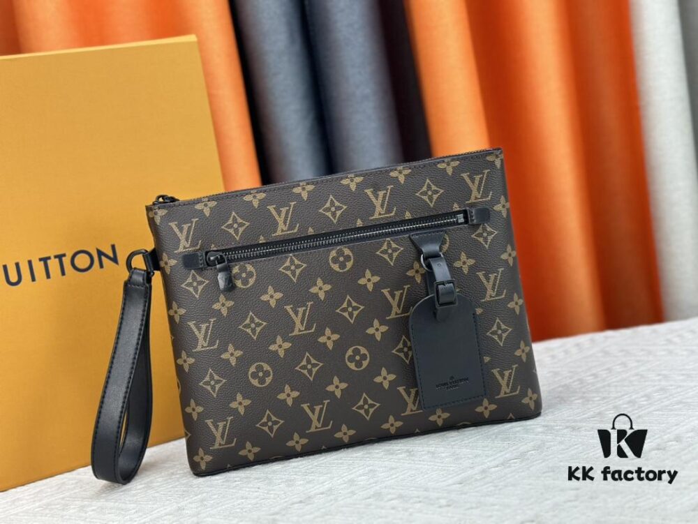 iPad Clutch Bag crafted in LV Aerogram leather, designed for the latest tablet models. Soft as vintage airmail paper, with an LV-lettered corner. Detachable wrist strap ensures easy portability. 30.0 x 22.0 x 5.0 cm (Length x Height x Width)