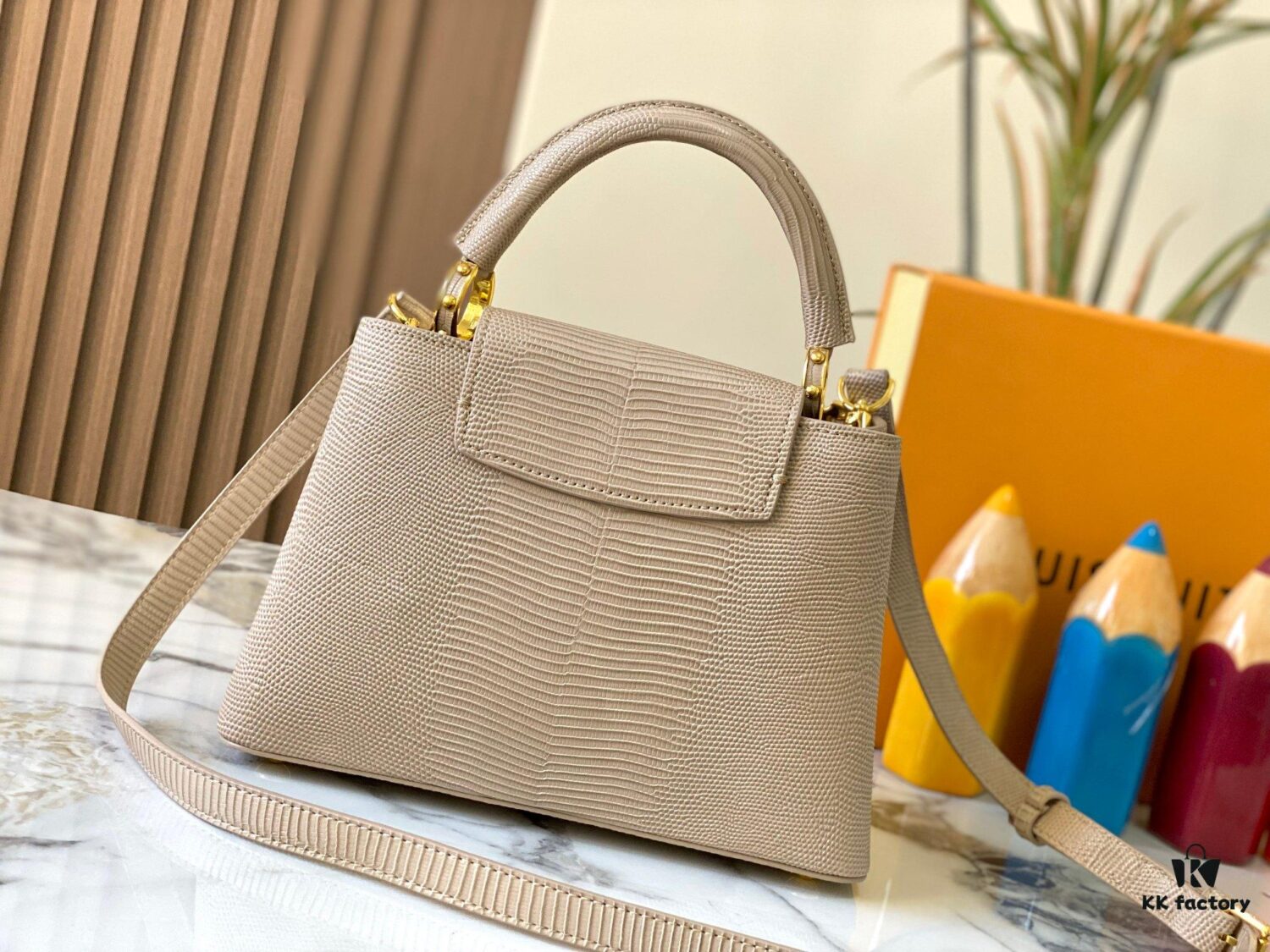 Top-Grade Original Guangzhou Stock M12297 Beige Lizard Leather with Gold Diamond Crown Capucines BB Bag