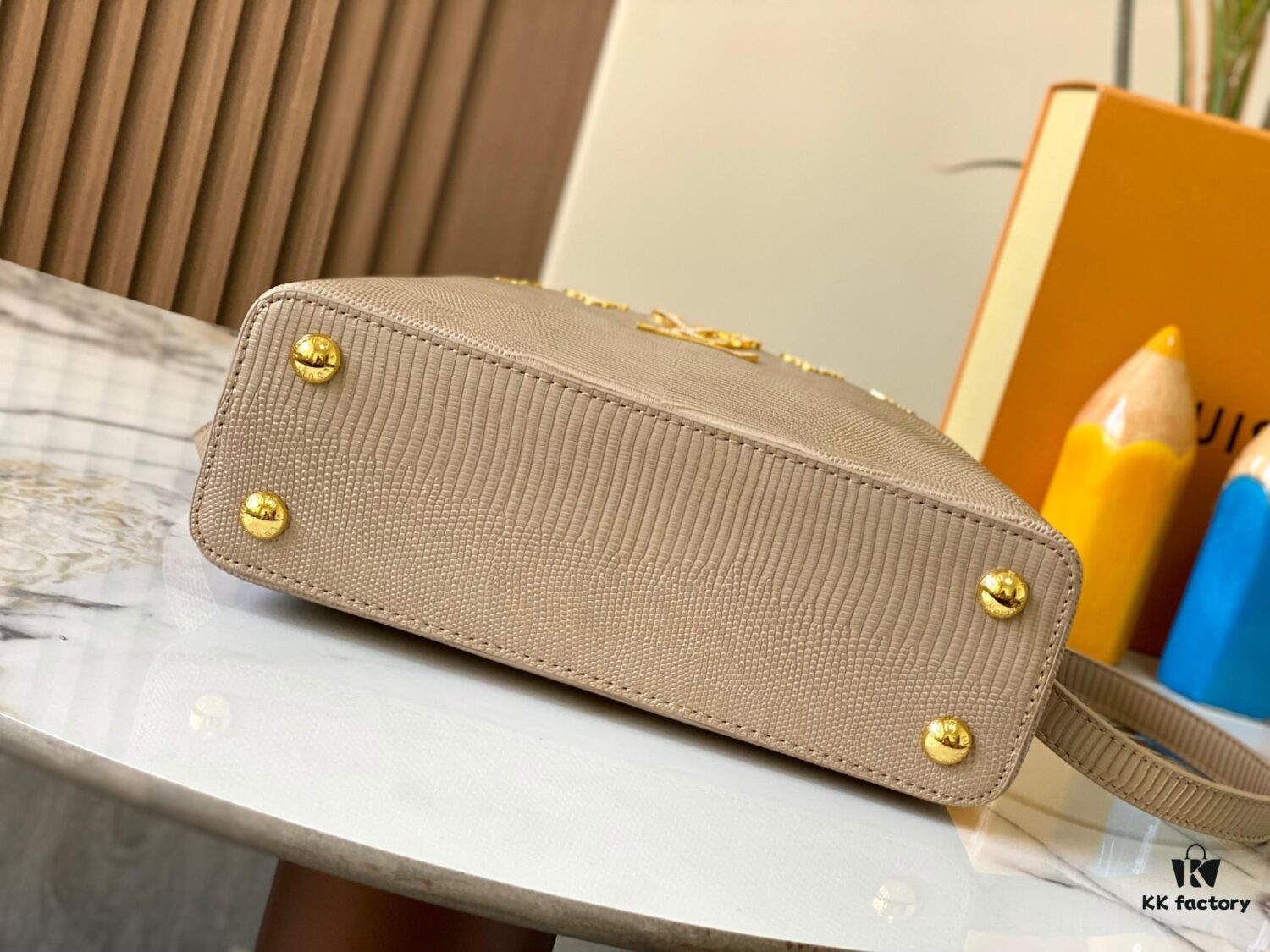 Top-Grade Original Guangzhou Stock M12297 Beige Lizard Leather with Gold Diamond Crown Capucines BB Bag