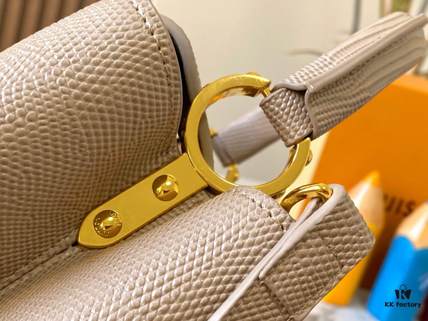 Top-Grade Original Guangzhou Stock M12297 Beige Lizard Leather with Gold Diamond Crown Capucines BB Bag