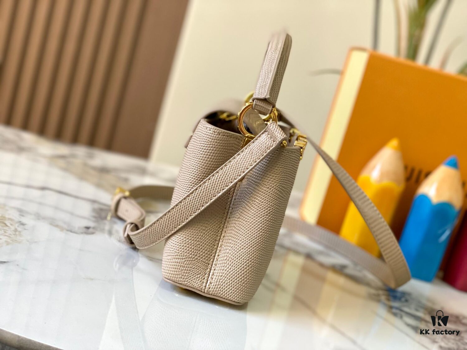 Top Grade Original Guangzhou Stock M12296 Beige Lizard Leather Combined with Golden Diamond Crown 🔺 This Capucines Mini Handbag Features Luxurious Lizard Leather Exterior with Soft Lambskin Lining, Accented with Brilliant Metallic Hardware