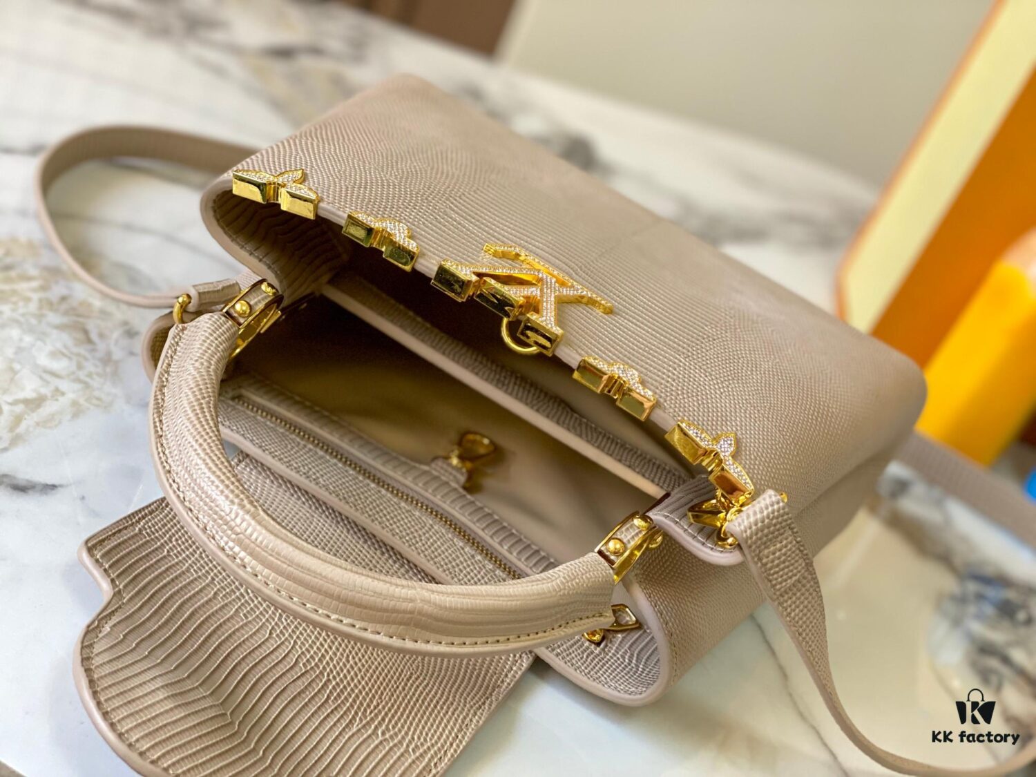Top-Grade Original Guangzhou Stock M12297 Beige Lizard Leather with Gold Diamond Crown Capucines BB Bag