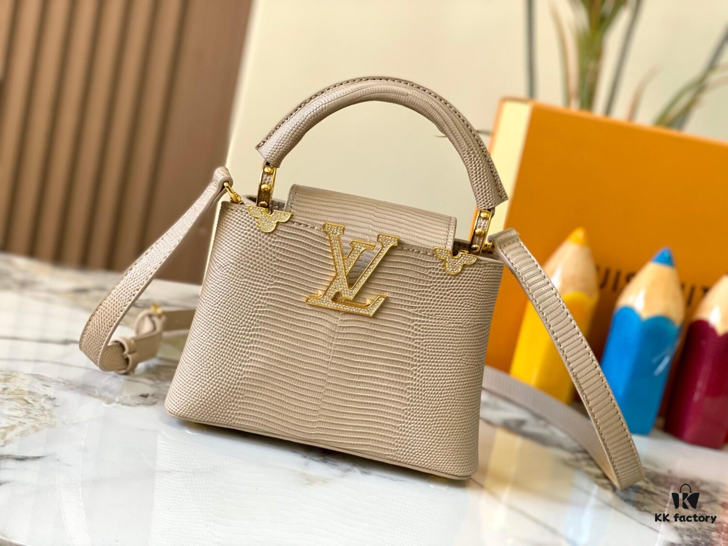 Top Grade Original Guangzhou Stock M12296 Beige Lizard Leather Combined with Golden Diamond Crown 🔺 This Capucines Mini Handbag Features Luxurious Lizard Leather Exterior with Soft Lambskin Lining, Accented with Brilliant Metallic Hardware