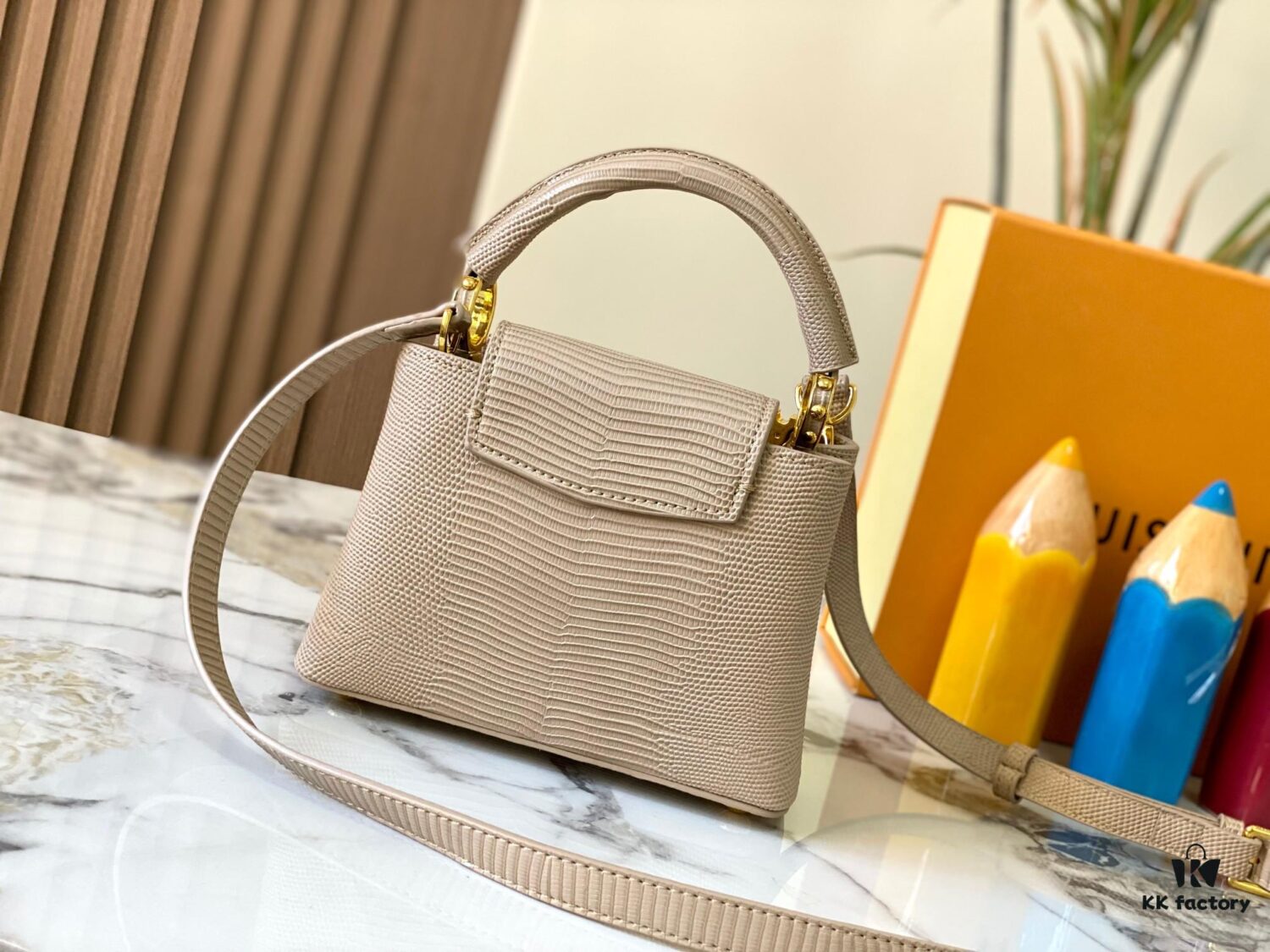 Top Grade Original Guangzhou Stock M12296 Beige Lizard Leather Combined with Golden Diamond Crown 🔺 This Capucines Mini Handbag Features Luxurious Lizard Leather Exterior with Soft Lambskin Lining, Accented with Brilliant Metallic Hardware