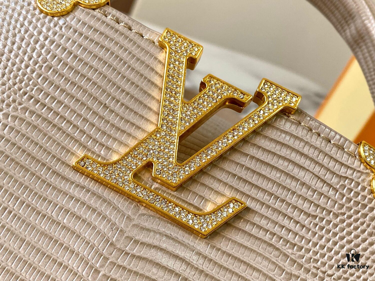 Top Grade Original Guangzhou Stock M12296 Beige Lizard Leather Combined with Golden Diamond Crown 🔺 This Capucines Mini Handbag Features Luxurious Lizard Leather Exterior with Soft Lambskin Lining, Accented with Brilliant Metallic Hardware
