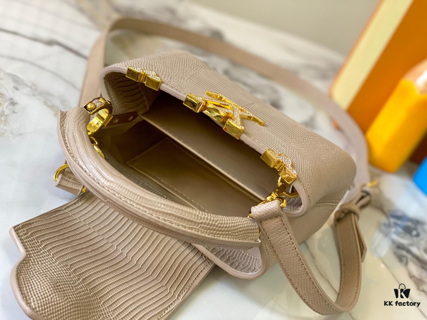 Top Grade Original Guangzhou Stock M12296 Beige Lizard Leather Combined with Golden Diamond Crown 🔺 This Capucines Mini Handbag Features Luxurious Lizard Leather Exterior with Soft Lambskin Lining, Accented with Brilliant Metallic Hardware