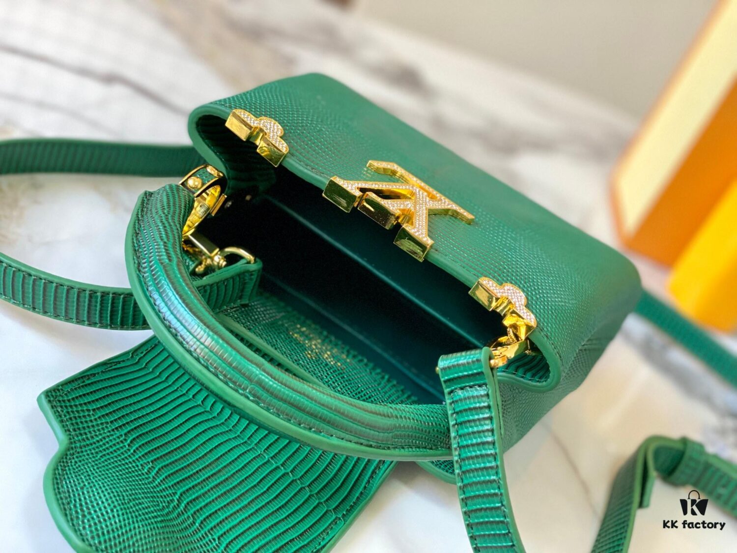 Top Quality Original Guangzhou Stock M12296 Green Lizard Skin with Golden Diamond Crown 🔺 This Capucines Mini Bag Features Luxurious Lizard Leather Over Soft Lambskin Lining, Accented with Brilliant Metallic Hardware