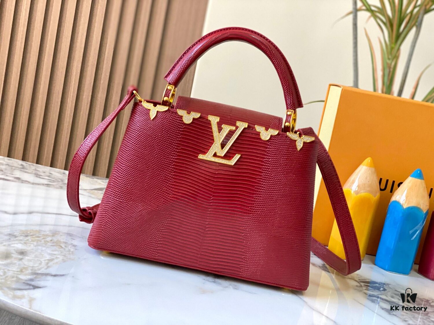 Top-Grade Original Guangzhou Stock M12297 Burgundy Lizard Skin with Gold Diamond Crown ▲ This Capucines BB Bag Exquisitely Combines Luxurious Lizard Exterior, Soft Lamb Leather Lining, and Lustrous Metallic Hardware