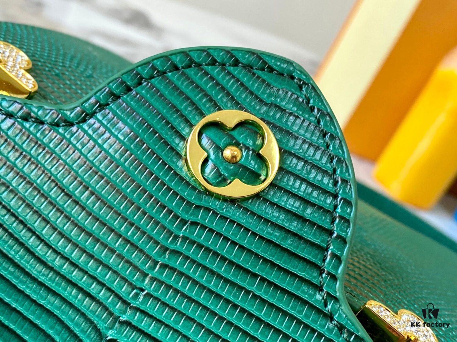 Top Quality Original Guangzhou Stock M12296 Green Lizard Skin with Golden Diamond Crown 🔺 This Capucines Mini Bag Features Luxurious Lizard Leather Over Soft Lambskin Lining, Accented with Brilliant Metallic Hardware