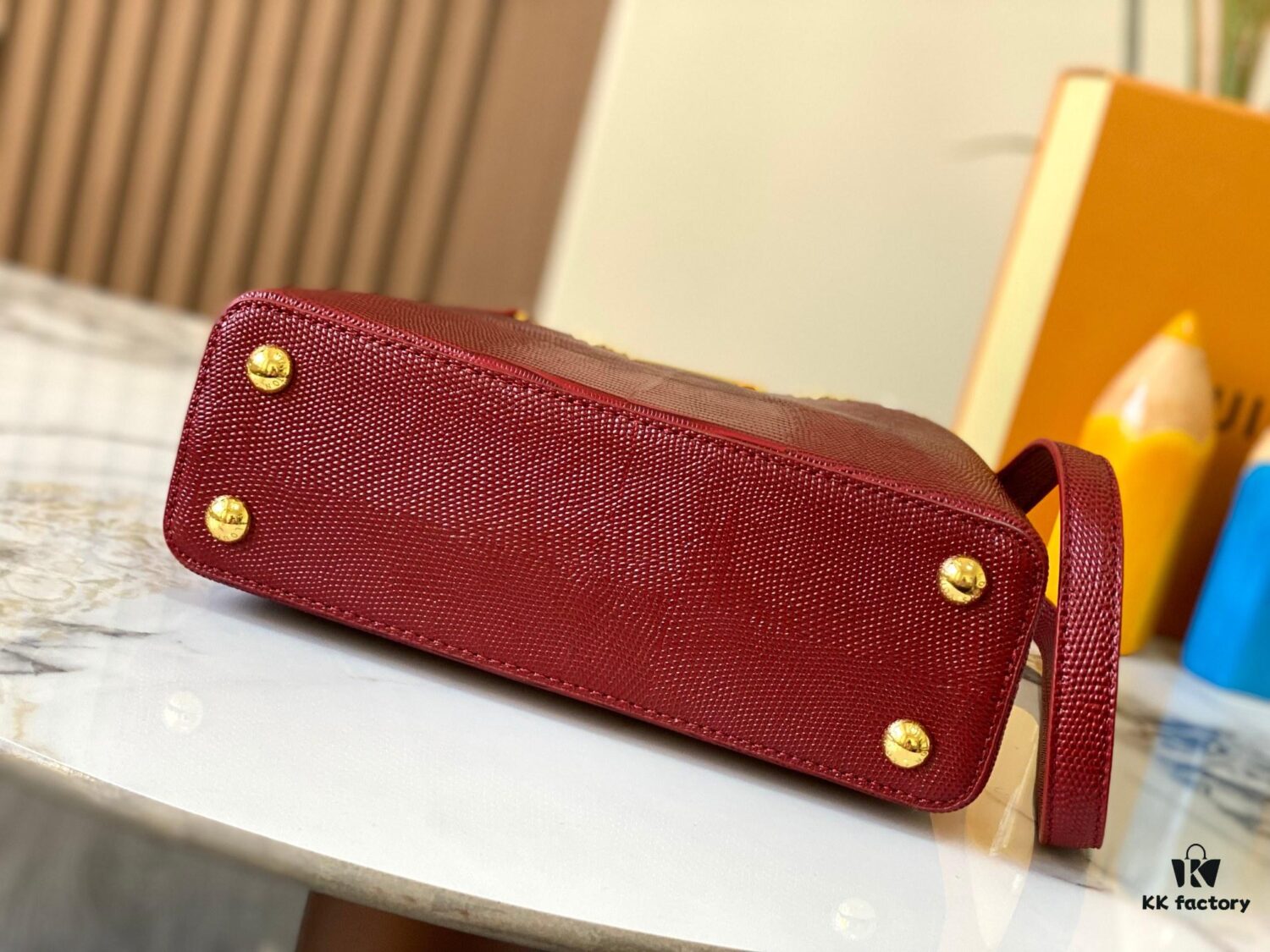 Top-Grade Original Guangzhou Stock M12297 Burgundy Lizard Skin with Gold Diamond Crown ▲ This Capucines BB Bag Exquisitely Combines Luxurious Lizard Exterior, Soft Lamb Leather Lining, and Lustrous Metallic Hardware