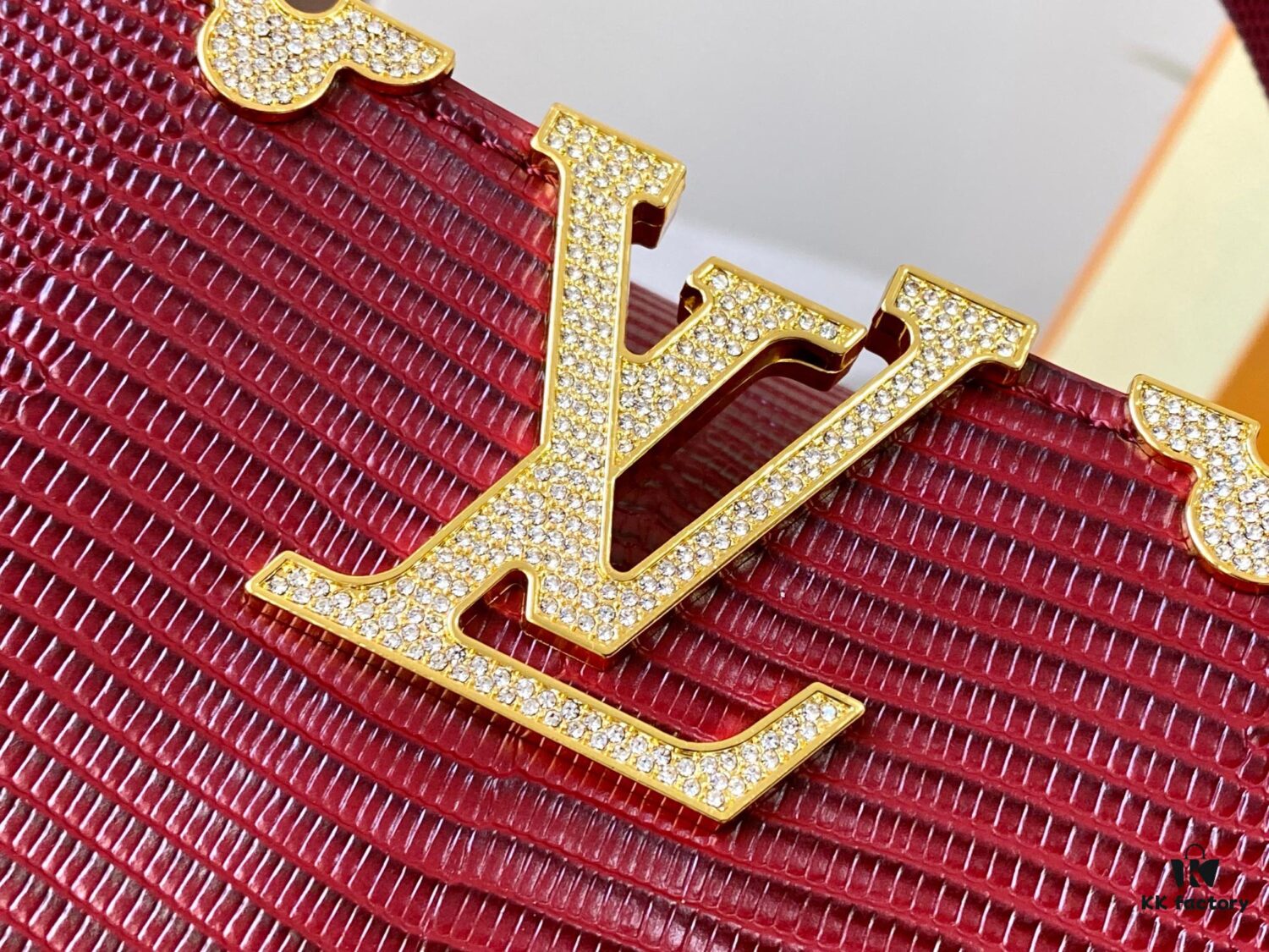 Top-Grade Original Guangzhou Stock M12297 Burgundy Lizard Skin with Gold Diamond Crown ▲ This Capucines BB Bag Exquisitely Combines Luxurious Lizard Exterior, Soft Lamb Leather Lining, and Lustrous Metallic Hardware