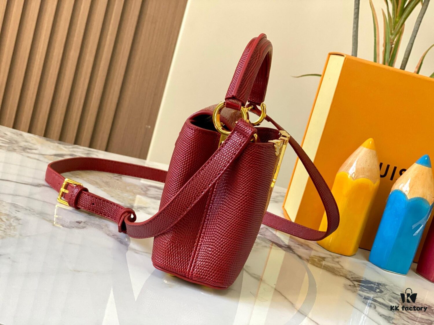 Top Quality Original Guangzhou Stock M12296 Burgundy Lizard Skin Combined with Golden Diamond Crown 🔺 This Capucines Mini Bag Features Luxurious Lizard Leather Exterior with Soft Lambskin Lining, Accented with Brilliant Metallic Hardware