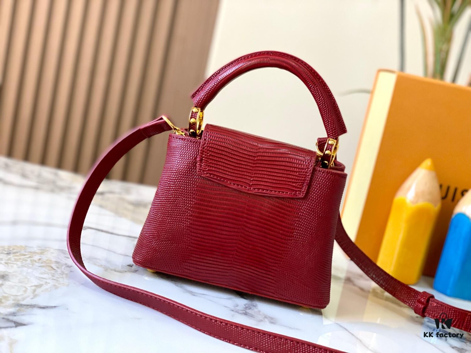 Top Quality Original Guangzhou Stock M12296 Burgundy Lizard Skin Combined with Golden Diamond Crown 🔺 This Capucines Mini Bag Features Luxurious Lizard Leather Exterior with Soft Lambskin Lining, Accented with Brilliant Metallic Hardware