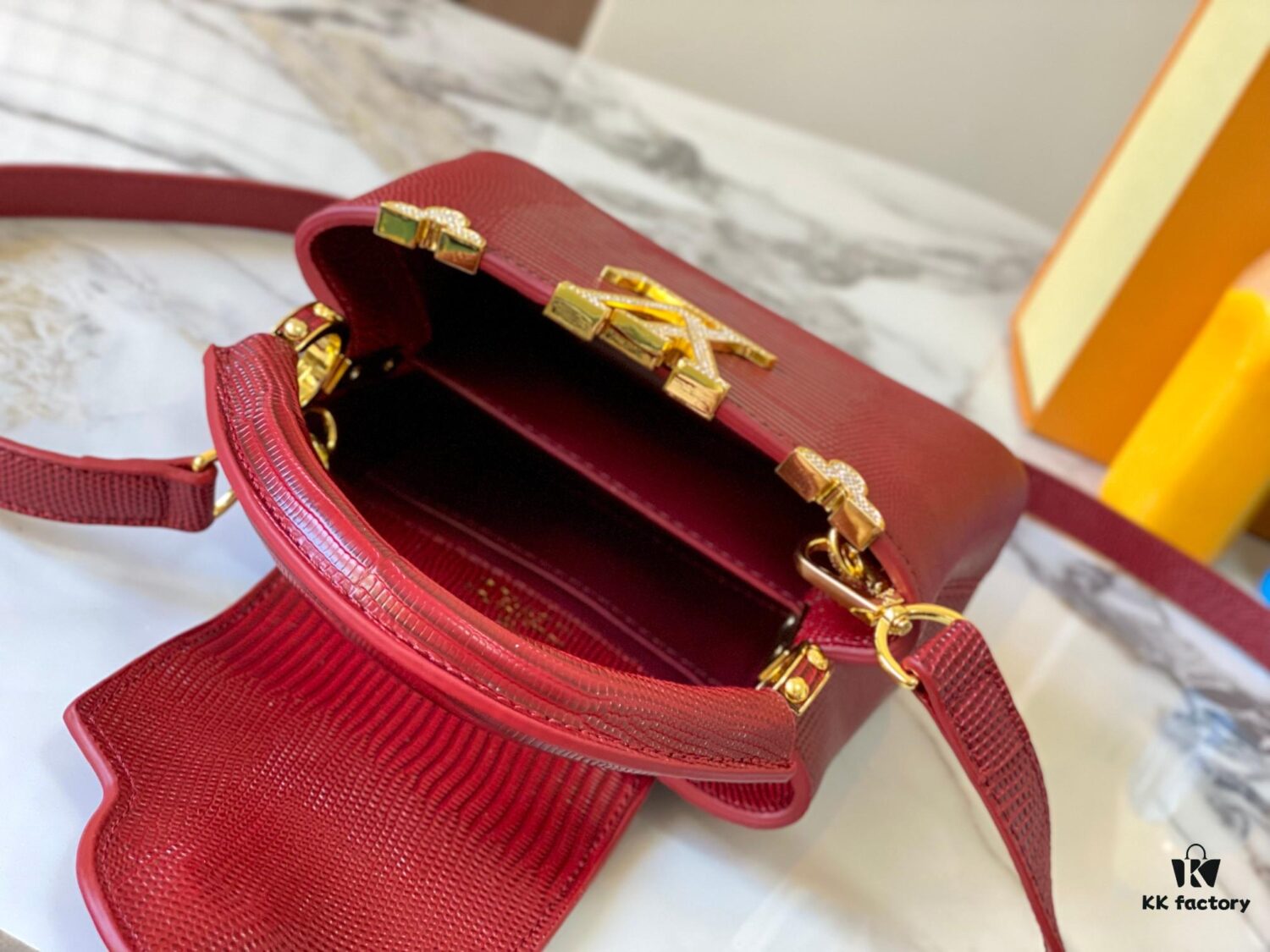 Top Quality Original Guangzhou Stock M12296 Burgundy Lizard Skin Combined with Golden Diamond Crown 🔺 This Capucines Mini Bag Features Luxurious Lizard Leather Exterior with Soft Lambskin Lining, Accented with Brilliant Metallic Hardware