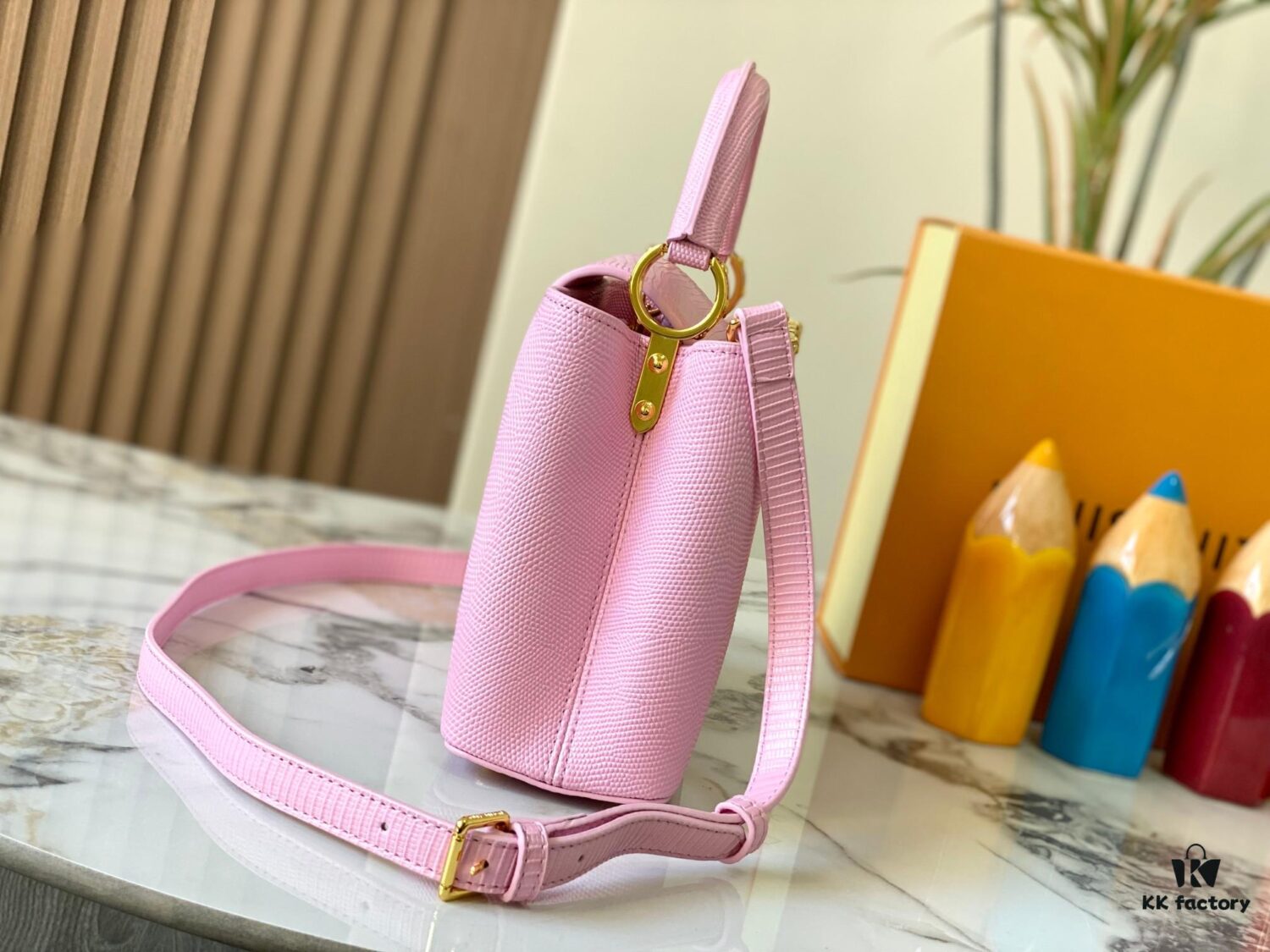 Top-Quality Original Guangzhou Stock M12297 Pink Lizard Skin with Gold-Tone Crown Triangle Capucines BB Bag