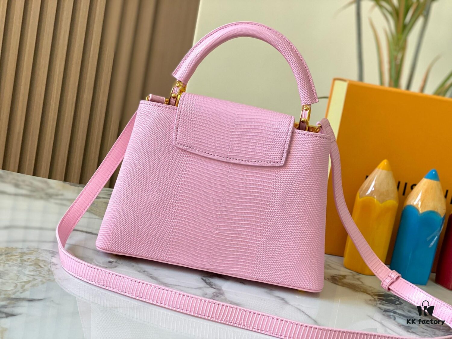 Top-Quality Original Guangzhou Stock M12297 Pink Lizard Skin with Gold-Tone Crown Triangle Capucines BB Bag