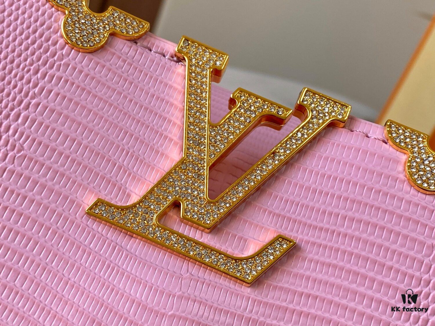 Top-Quality Original Guangzhou Stock M12297 Pink Lizard Skin with Gold-Tone Crown Triangle Capucines BB Bag
