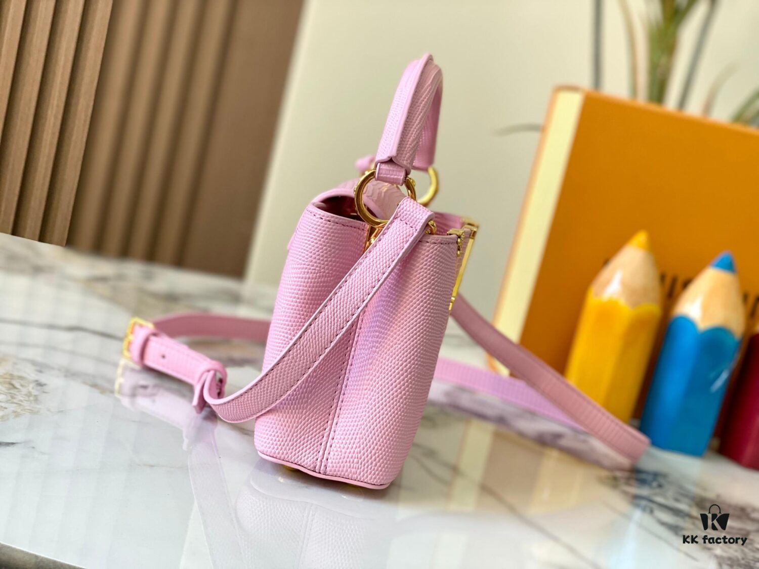 Top Quality Original Guangzhou M12296 Pink Lizard Leather Combined with Golden Diamond Crown 🔺 Capucines Mini Bag