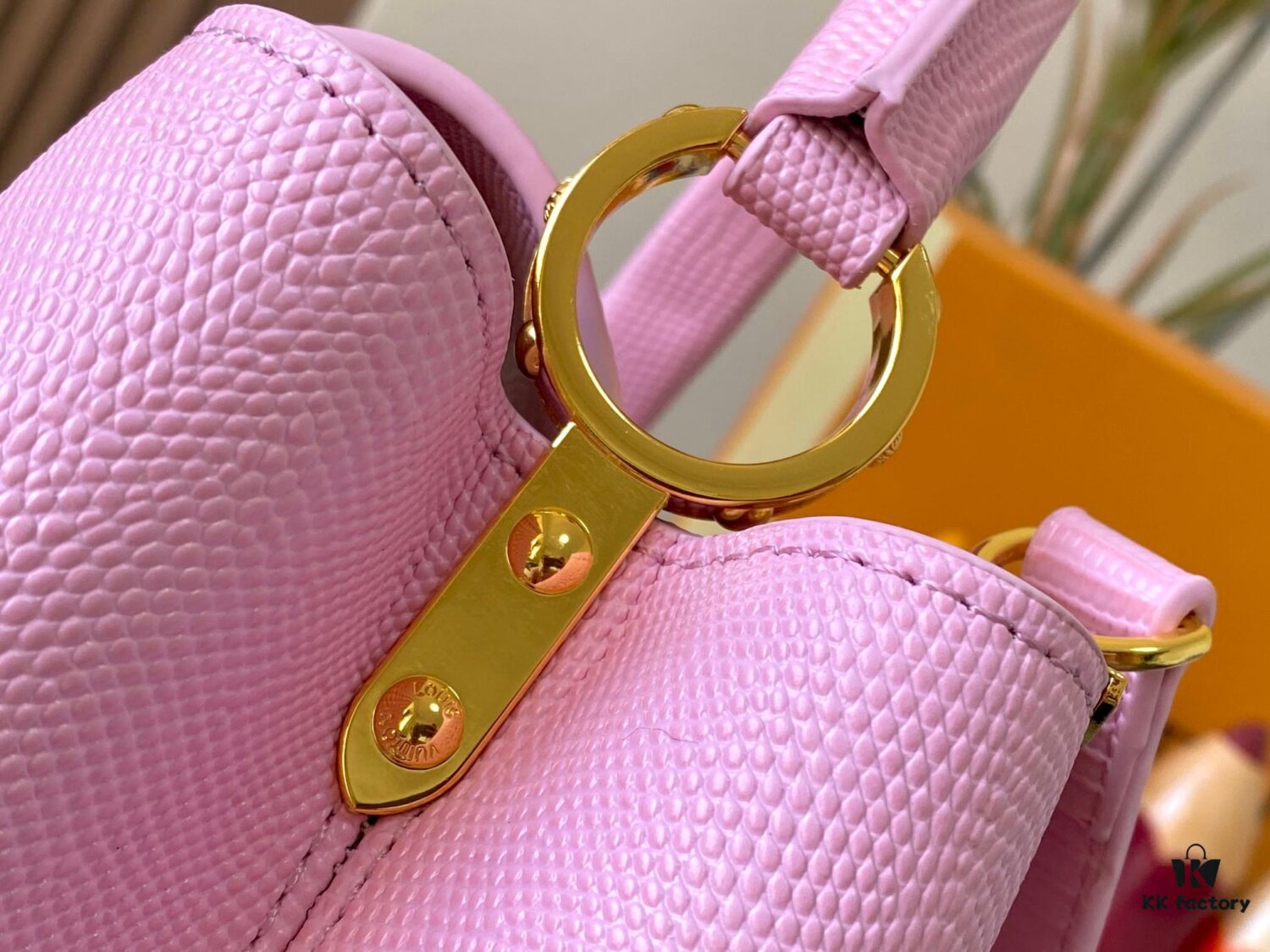 Top-Quality Original Guangzhou Stock M12297 Pink Lizard Skin with Gold-Tone Crown Triangle Capucines BB Bag