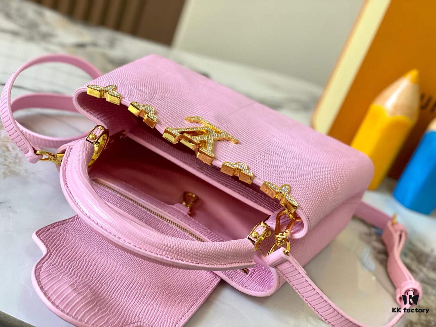 Top-Quality Original Guangzhou Stock M12297 Pink Lizard Skin with Gold-Tone Crown Triangle Capucines BB Bag