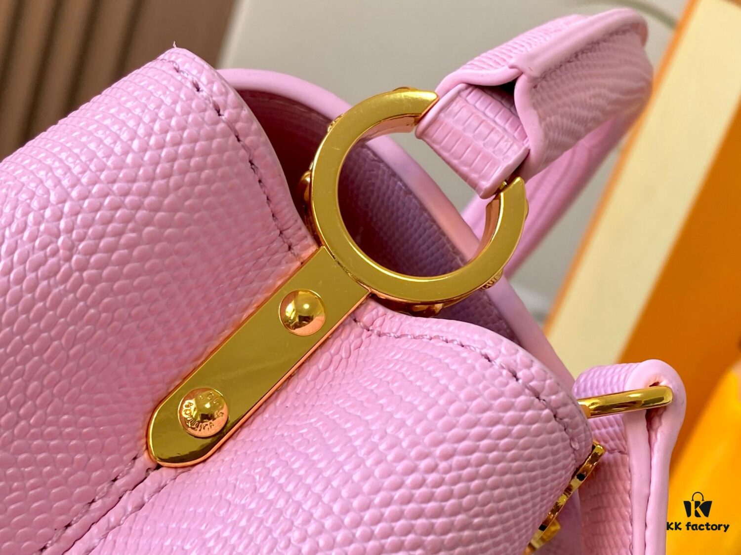 Top Quality Original Guangzhou M12296 Pink Lizard Leather Combined with Golden Diamond Crown 🔺 Capucines Mini Bag