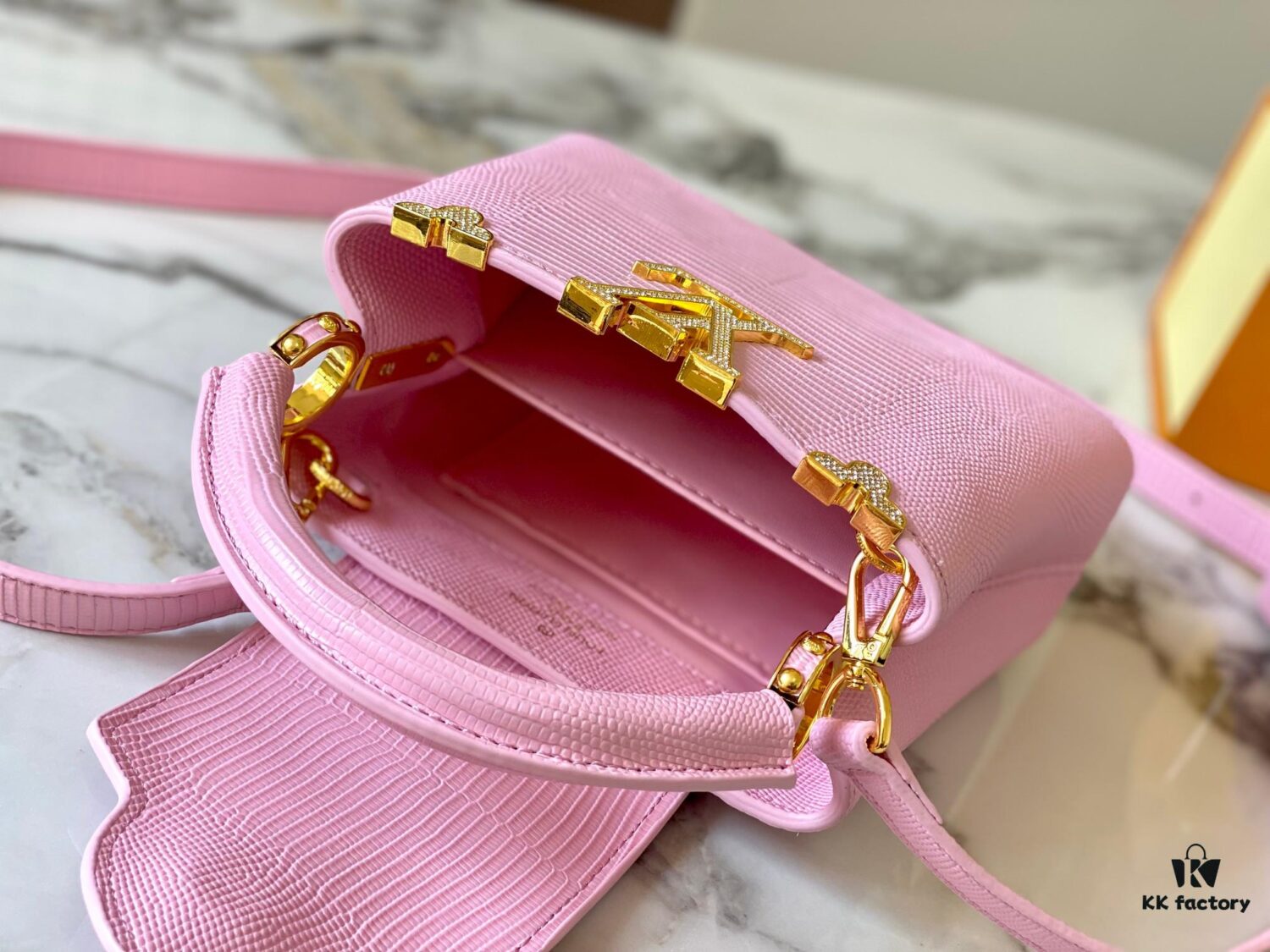 Top Quality Original Guangzhou M12296 Pink Lizard Leather Combined with Golden Diamond Crown 🔺 Capucines Mini Bag