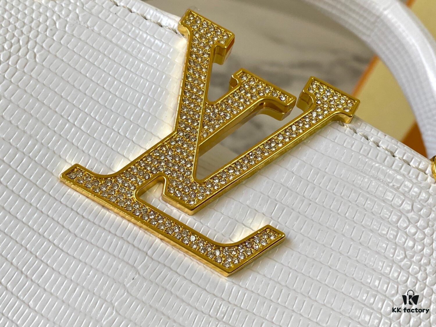 Top Quality Original Guangzhou M12296 White Lizard Skin with Gold Diamond Crown Capucines Mini Bag