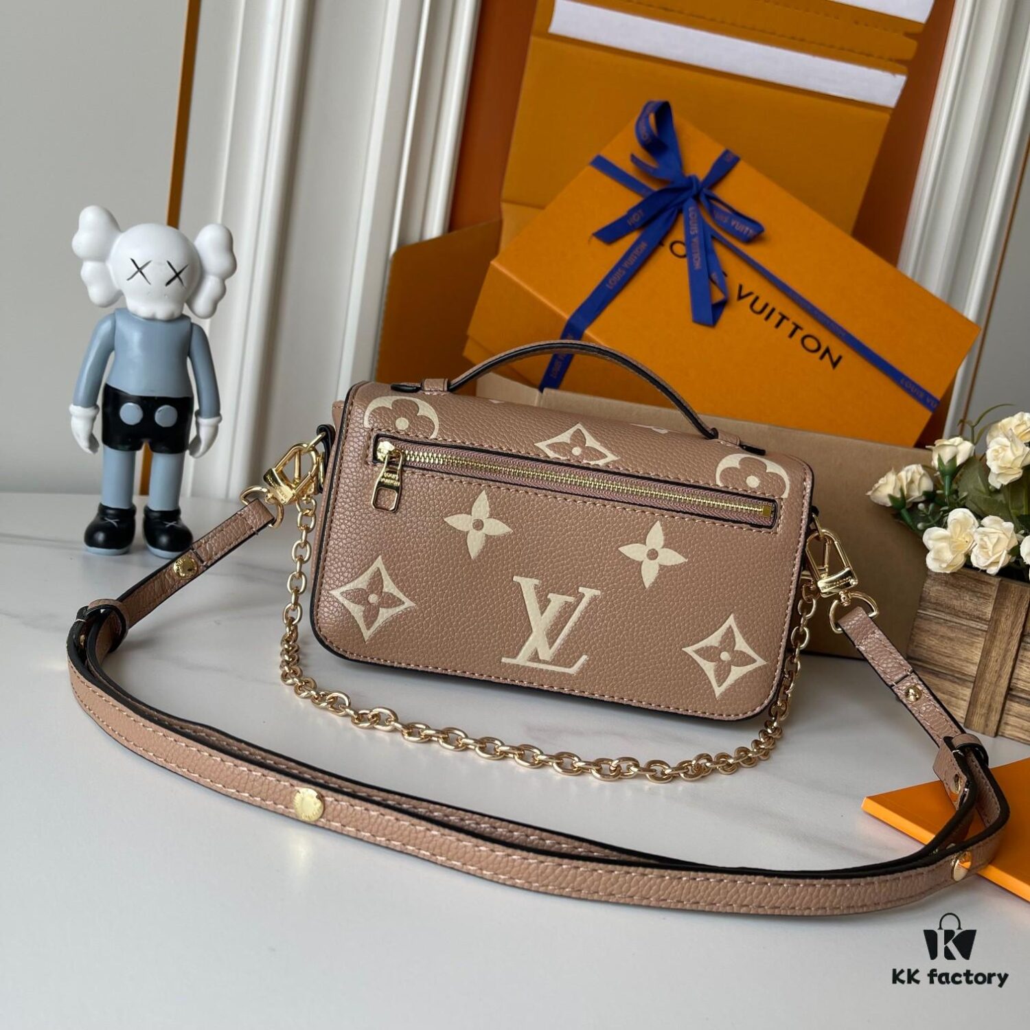 Upgraded Version 160 (High-Quality Replica) M12429 M23940 M40749 M46914 M46279 M22834 M46595 LV Messenger Bag Small East West Métis Handbag