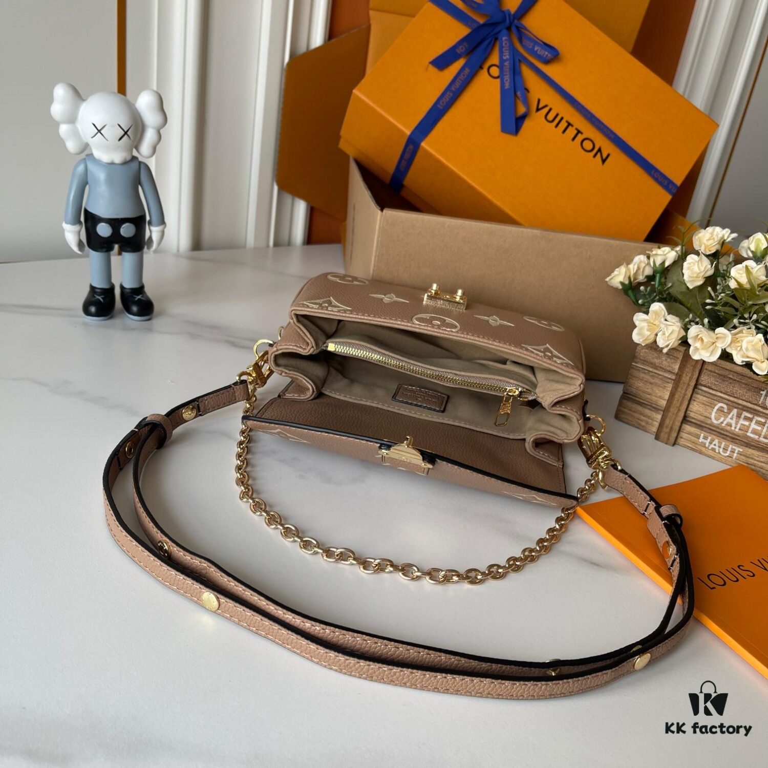 Upgraded Version 160 (High-Quality Replica) M12429 M23940 M40749 M46914 M46279 M22834 M46595 LV Messenger Bag Small East West Métis Handbag